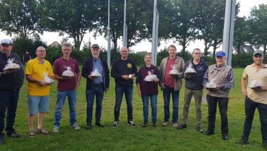Zaterdag jl. was weer ons het jaarlijkse Kermistoernooi kruisboogschieten. Ondanks de niet zo'n beste weersvooruitzichten schreven er toch nog 35 kruisboogschutters in voor de wedstrijden. Zij kwamen uit de wijde omgeving van Boekel om aan dit Kermistoernooi deel te nemen. Er moeten totaal 20 schoten worden gelost op 4 masten. De 10 schoten op de laatste 2 masten, de moeilijkste, tellen mee voor "KAMPIOEN". Soms moesten de wedstrijden worden onderbroken omdat er een regenbui overtrok. Dat deze sport ook door vrouwen kan worden beoefend bewees onze gildezuster Maria Janssen. Zij schoot, samen met 4 andere schutters, maar liefst 17 van de 20 schoten raak. Jac Gerrits uit Groeningen was de beste schutter en ontving het zilveren kampioenschild. We kunnen weer terugkijken op een geslaagd Kermistoernooi. Namens de schietcommissie,